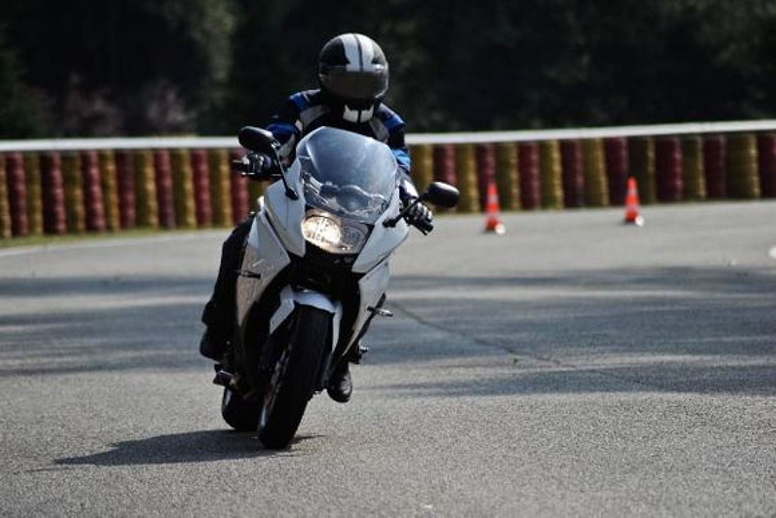 Homme sur une moto