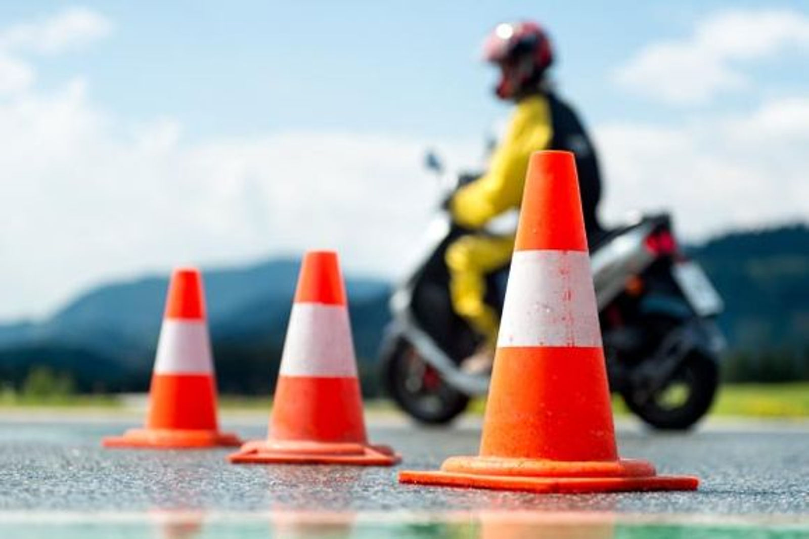 Jeune homme sur un scooter