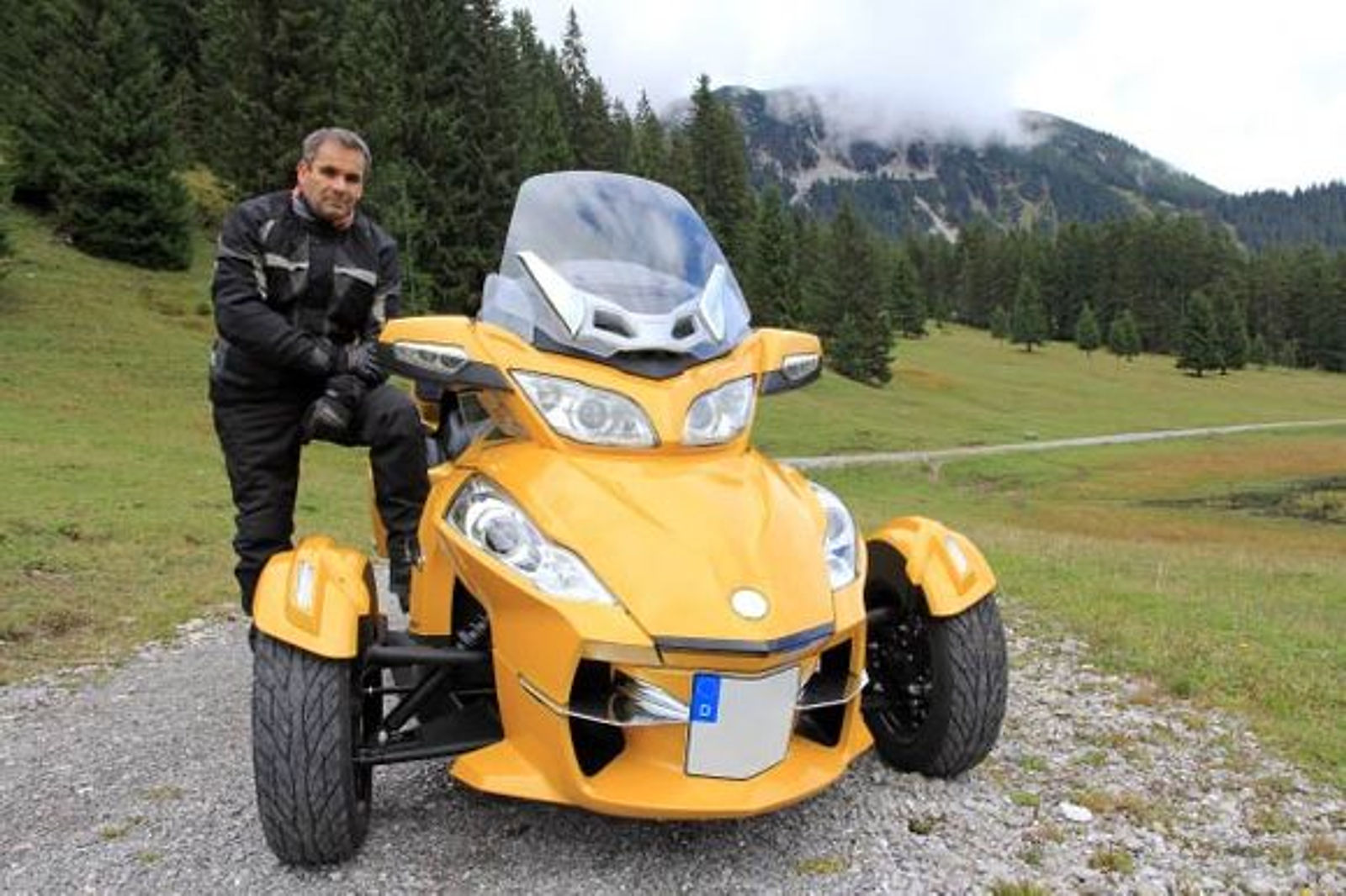 Homme sur un véhicule à 3 roues